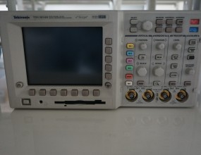Frequency Range/ Bandwith 300 MHzMax. Vertical Sensitivity 10 V Min.Vertical Sensitivity 1 mVNumber of Channels 4Record Length 10 K pointsSample Rate 5 GS/sType (D/A) Digital